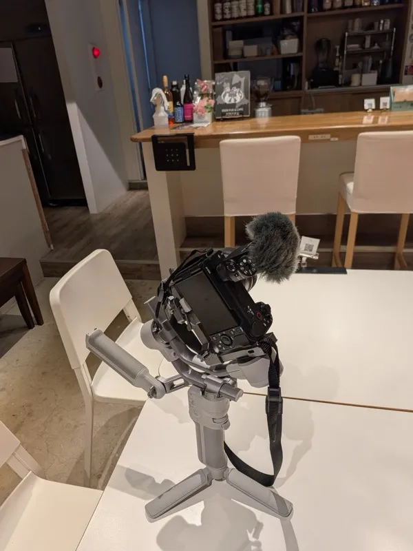 自治体動画制作の現場で使用されたジンバル付きカメラと外付けマイク。酒マニア撮影同行時に撮影